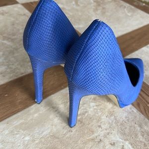 Rock & republic faux snake skin royal blue heels